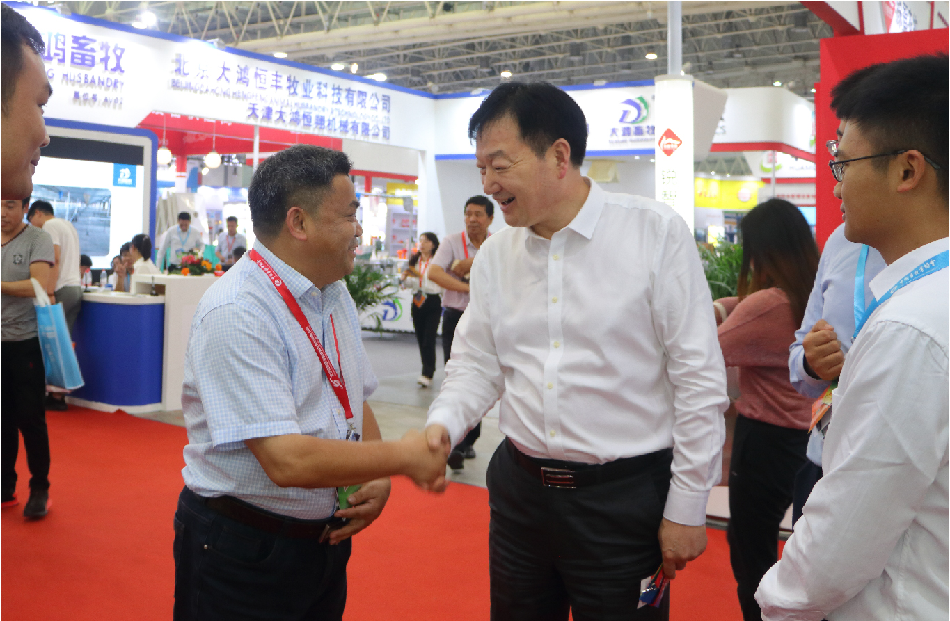 牧原集團(tuán)董事長秦英林參觀增鑫科技展館